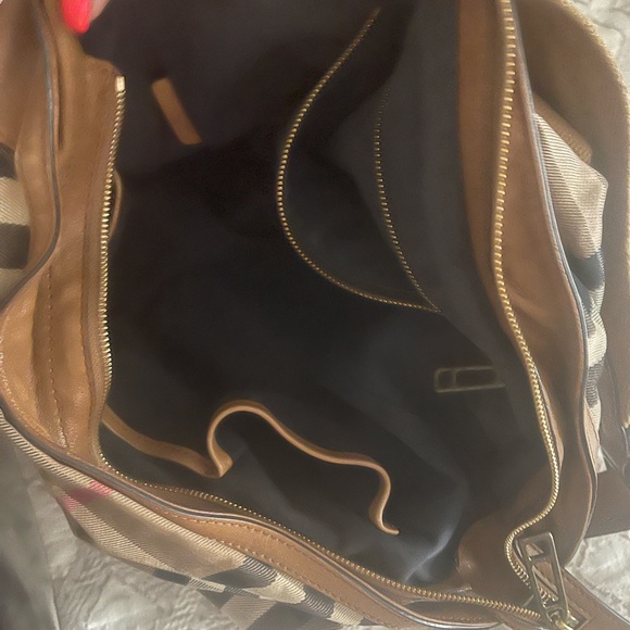 Authentic preloved Burberry cross body messenger bag - Picture 2 of 10